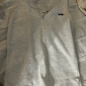 Linne från Vans - Snyggt linne som är v-ringat. 