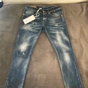 Dondup jeans - Tja säljer nu dessa feta dondup jeans nu pris 3 k men säljer de endast för 750kr! Det är storlek W31 och är lite mörkare på vissa ställen 