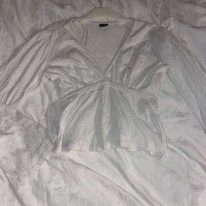 Vit blus  - Säljer den populära blusen från Gina tricot men knytning i bak, som ny bara lite skrynklig på bilden bara💕