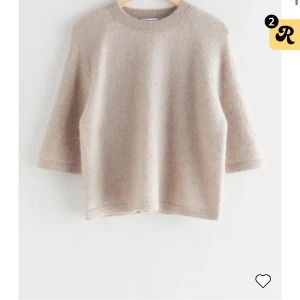 Beige tröja från & Other Stories - Säljer en stilren beige tröja från & Other Stories. Tröjan är i mycket bra skick och har bara använts ett väldigt få antal gånger. Kan tänka mig att sänka priset vid snabb försäljning 