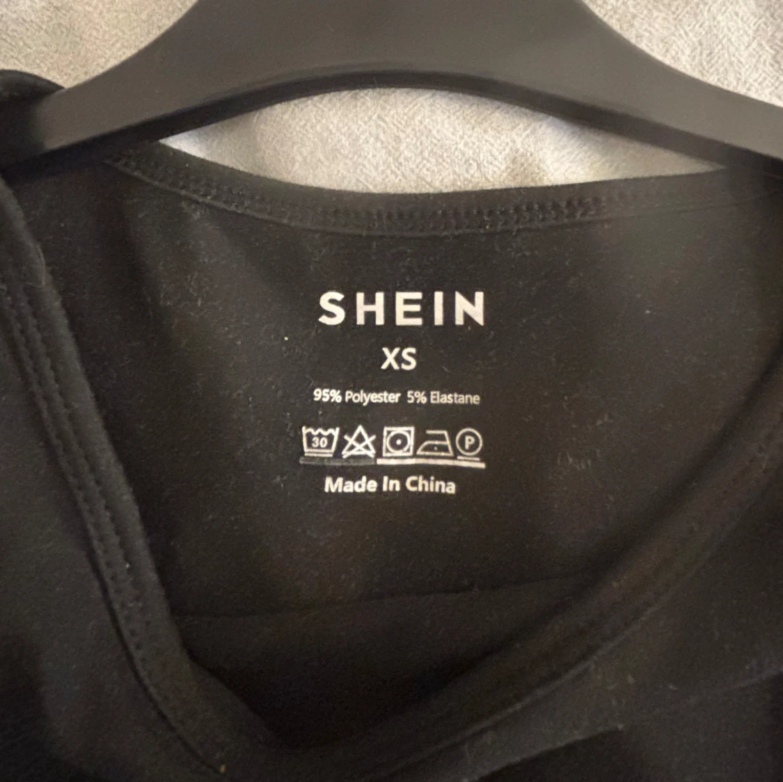 Svart kortärmad topp från Shein - 1