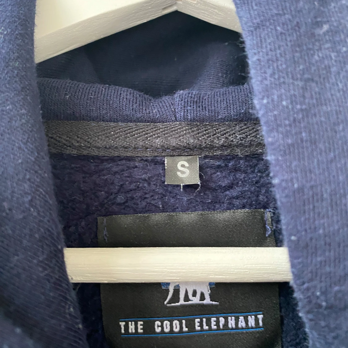 Mörkblå hoodie med fjärilsmotiv från The Cool Elephant - 2