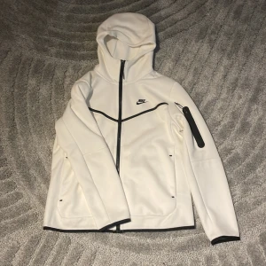 En vit nike tech  - Jag säljer en vit niketech fleece, den är helt ny aldrig använd, storlek M. Skriv om ni har frågor eller är intresserade av plagget, köpt från zalando. PRIS KAN DISKUTERAS!