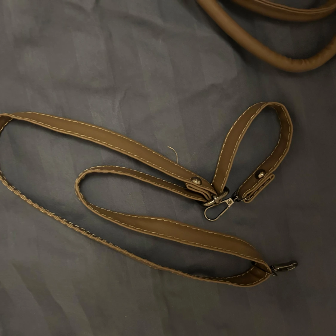 Beige axelväska från Guess - 3