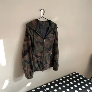 Valentino Windbreaker  - Valentino Windbreaker i storlek S. Några ”märken” från noppror. Annars fint skick. 