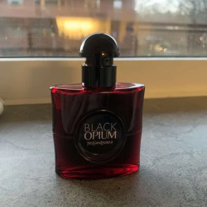 Black Opium parfym från Yves Saint Laurent - Blac opium red 30 ml. Inköpt från kicks för 1150 i höstas . Säljes då jag inte använder den. Den har förvarats bra i en mörk och sval hylla. Kvitto finns ☺️ 