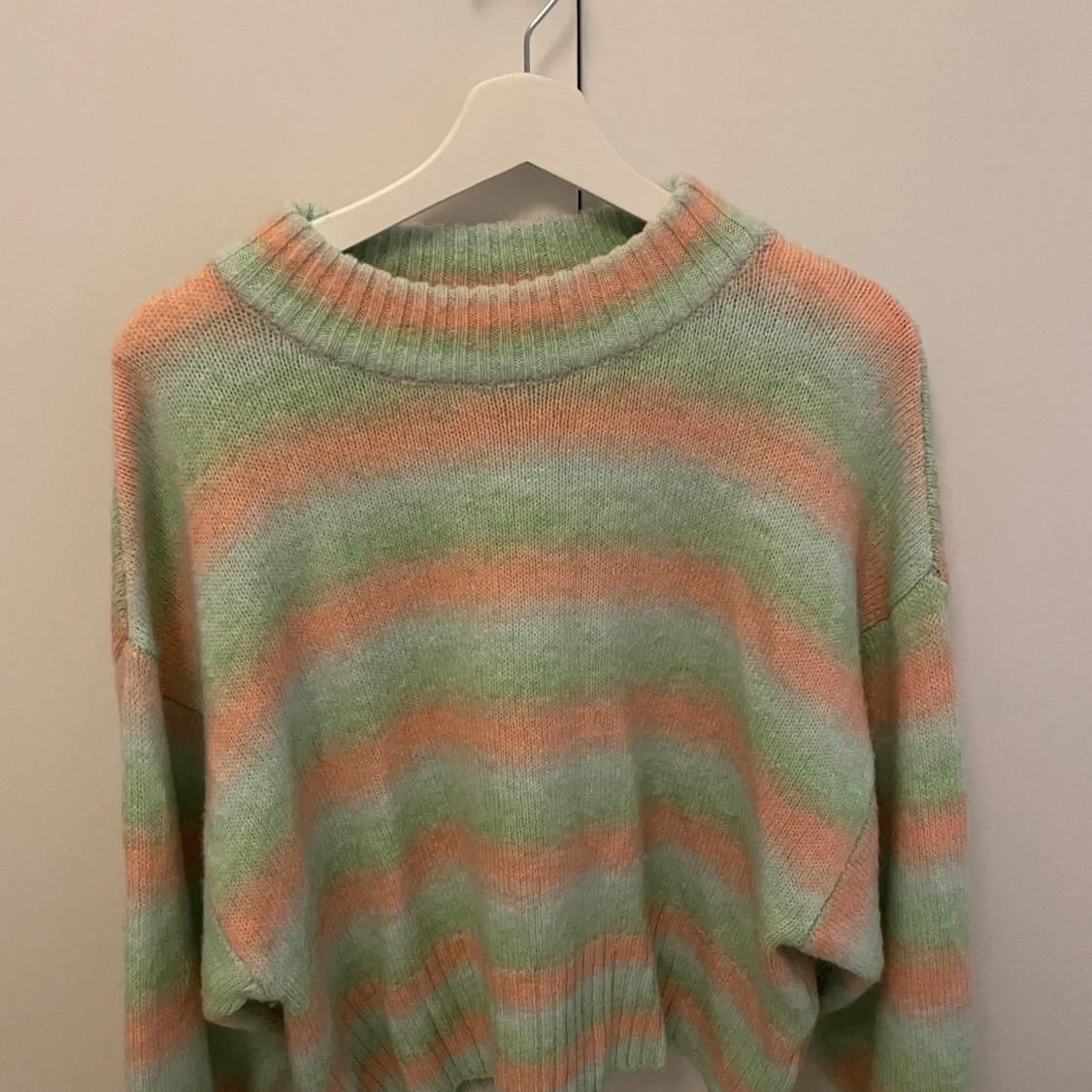 Randig stickad tröja från Gina Tricot