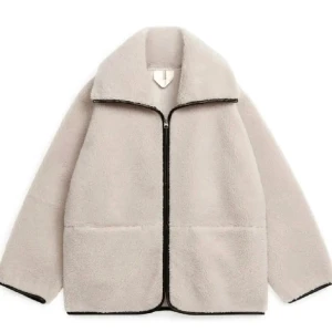 teddyjacka - Mysig beige teddyjacka med svart dragkedja och svarta detaljer. Från Arket, köpt i höstas. Super bra skick. Skriv vad ni hade velat betala. 💖