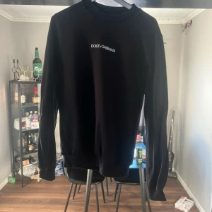 D&g sweatshirt  - Bra skick inga hål eller fläckar, köpt för 2 år sedan men sparsamt använd. Nypris 4500, medium tts. Kan tänkas bytas mot seiko klocka! 