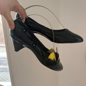 Vintage lackpumps med låg klack stl 38 - Säljer dessa svarta vintage klackar i stl 38! Dom har detaljer på sidorna och är i bra skick! Passar perfekt till våren och liknar skor som Matilda djerf ofta har på sig! Kan skicka samma dag och sänka pris vid snabb affär 