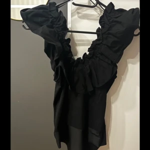 Body zara - Så snygg och trendig body från zara med volanger!