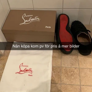 Svarta Louis Strass Leopard Flat Veau Velours - Snygga svarta skor från Christian Louboutin med röda sulor och dekorativa nitar. Skorna har en unik design med leopardmönster och är tillverkade i mocka. Perfekta för att ge en edgy touch till din stil.