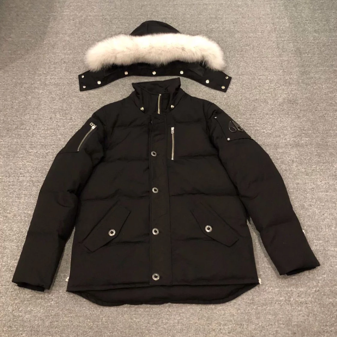 Svart dunjacka med avtagbar pälshuva - 1