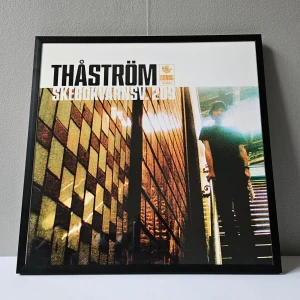Thåström - Albumaffisch, 31.5x31.5cm - Thåström - Skebokvarnsv.209 albumaffisch, 31.5x31.5cm. Helt ny - Passar bra i IKEAs tavelram Lomviken!  Skickas i papprulle - Ramen ingår inte!
