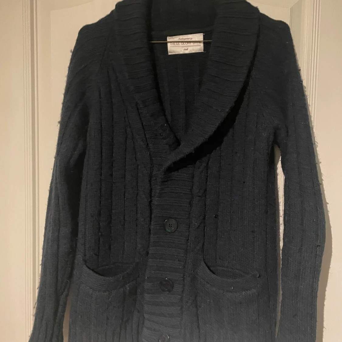 Mörkblå kofta från These Glory Days