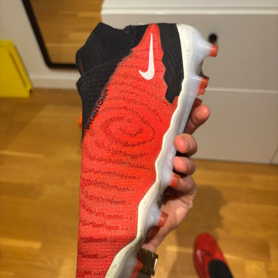 Röda och svarta fotbollsskor från Nike - 3