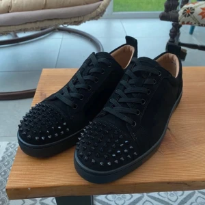 Svarta louboutins  - Säljer desaa snygga svarta louboutins med nitar på tån. Skorna är helt nya och använda endast två gånger, säljer då för dem inte var min stil. Skorna har en röd sula, låda och extra spikar ingår. Pris går att diskuteras! 