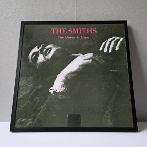 The Smiths - Albumaffisch, 31.5x31.5cm - The Smiths - The Queen Is Dead albumaffisch, 31.5x31.5cm. Helt ny - Passar bra i IKEAs tavelram Lomviken!  Skickas i papprulle - Ramen ingår inte!