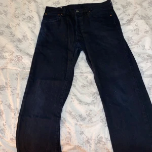 Levis 501 Svart - Svarta levis 501 i storlek W32 L30