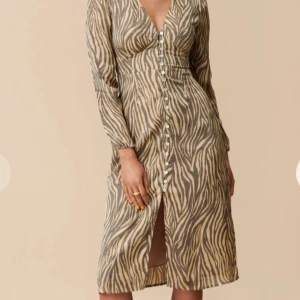 Adoore Paris midi dress - Superfin klänning från Adoore i zebramönster. Knappt använd och har inga defekter. Jättefin klänning som är perfekt till sommaren🩷🥰