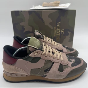 VALENTINO ROCKRUNNERS  - Valentino rockrunners - Skick: 9/10 - Tillbehör: Box, kvitto, extra snören - Storlek 41 sitter som 42 - Nypris ca 7500kr - Deluxecloset