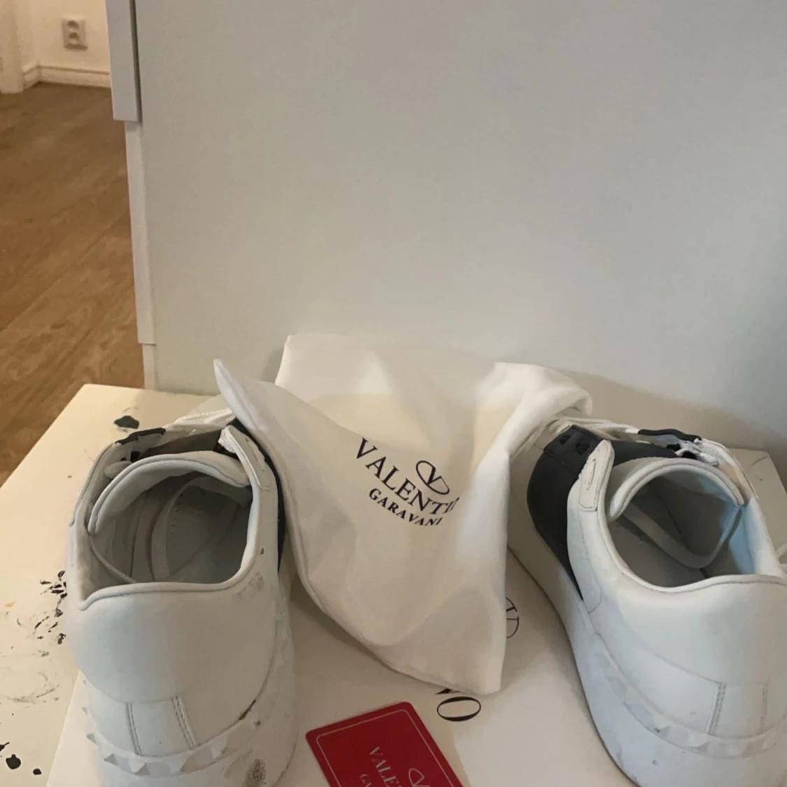 Valentino Garavani sneakers i vitt och svart - 2