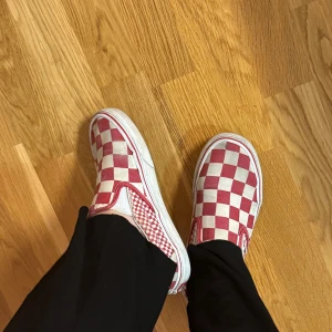 Slip-on vans   - Säljer mina slip on röd/vita rutiga Vans. Storlek 38. Inköpta 2019.