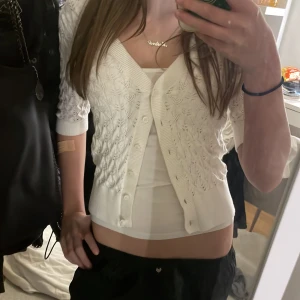 Vit kofta från Kappahl - Säljer en söt vit kofta från Kappahl i storlek XS. Koftan har ett fint stickat mönster💕💕. Koftan är i bra skick☺️. Är alltid öppen för prisförslag vid snabba köp💗💗.