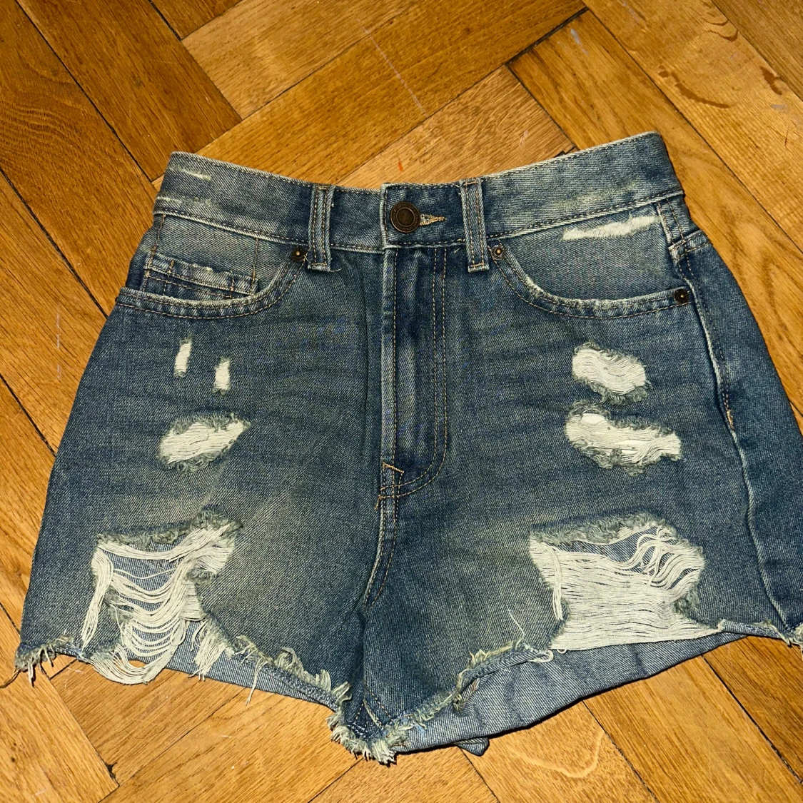 Blå jeansshorts med slitningar - 1