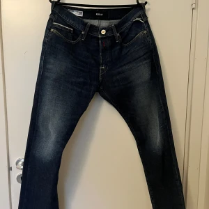 Replay Jeans - Replay Jeans  Passform: Man  Storlek: 32  Färg: marinblå  Pris: 600kr  Använd fåtal gånger