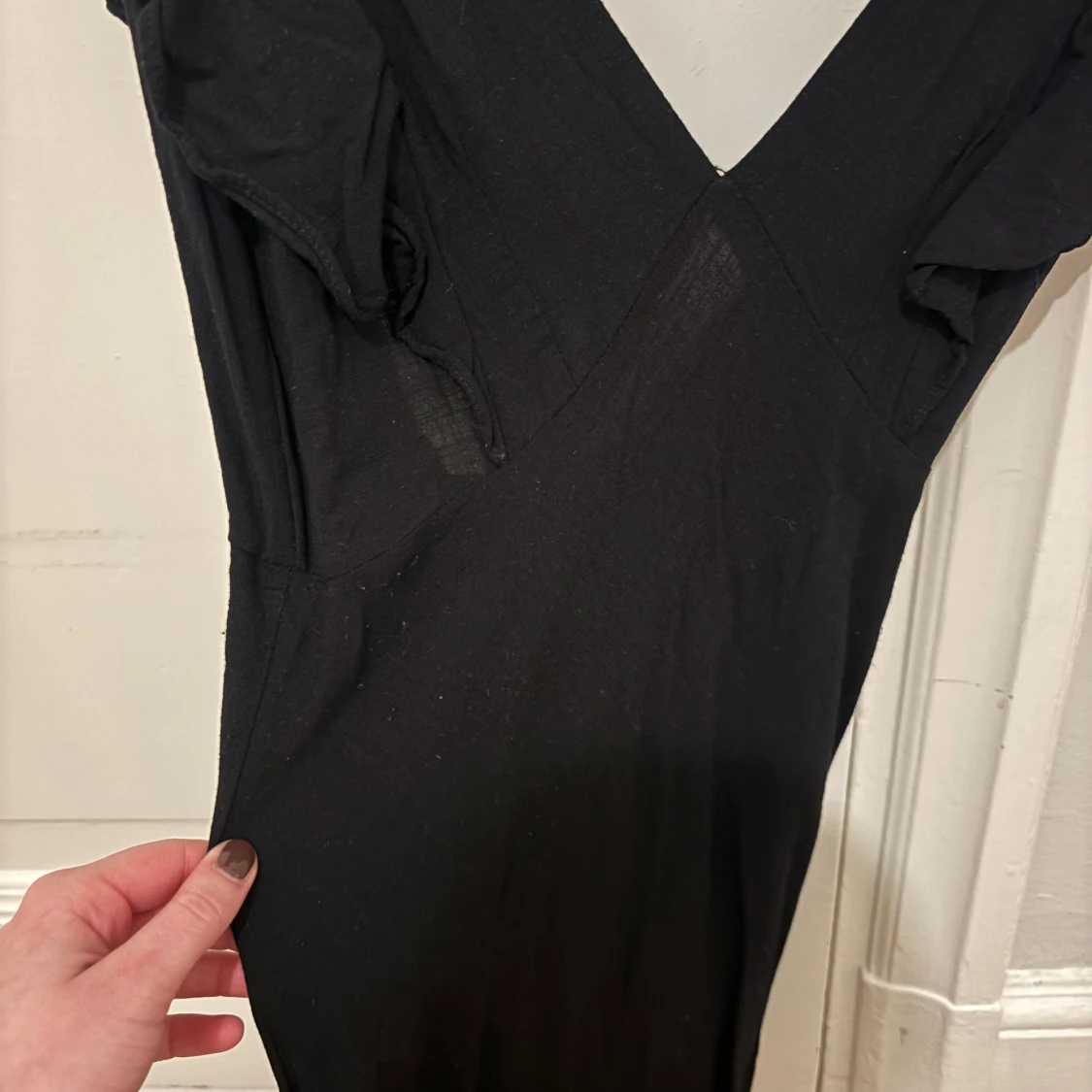 Svart klänning med volangdetaljer från Zara - 3