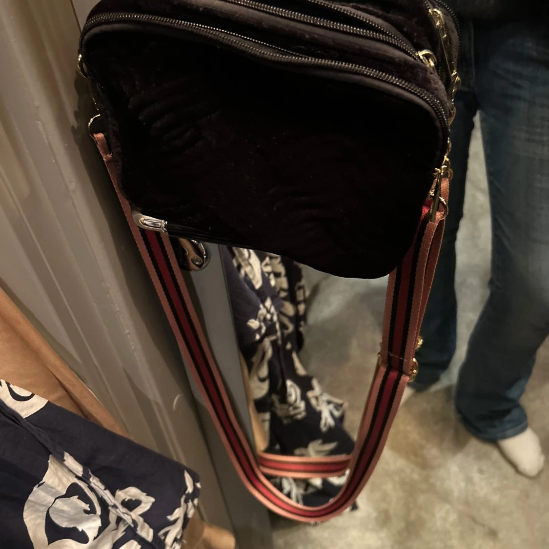 Svart axelväska med randigt band - 2