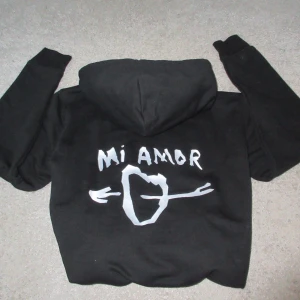 Mira Paris Hoodie - Mira Paris hoodie där det står ”mi amor” på ryggen. Extremt mjukt och skönt material. Aldrig andvänd. Nypris är 1449kr. På sista bilden ser man hur trycket på hooodien är sytt. Storlek M.💘