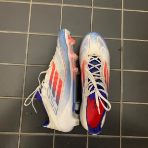 Adidas F50 ELITE - Nyskick, använd under 1 träningspass, snabb affär tillkommer, storlek 42 2/3, frågor dm. 
