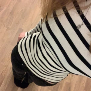 Randig långärmad topp - Säljer en stilren randig topp i svart och vit med långa ärmar. Perfekt för en casual look. Passar bra till jeans eller kjol. sitter tight i kroppen. 🤍