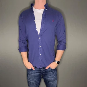 Ralph lauren skjorta - Hej säljer nu min fina Ralph Lauren skjorta i storlek M. Den är i bra skick och kommer vara otroligt snygg nu i vinter och framåt våren. Nypris cirka 1500kr! Vi kommer att sälja liknande produkter nu närmare våren så glöm inte följa profilen!🌊🍾