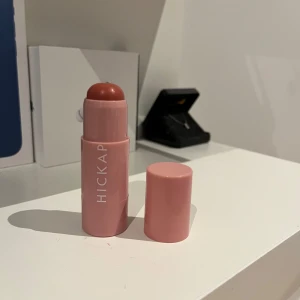Hickap blush stick - Hickap blush stick i färgen vintage rose. Aldrig använt som man ser på bilden. Helt nytt. 