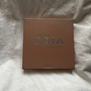 Face Palette från CAIA - Säljer en Caia palett i färgen classy. Mycket produkt kvar, nypris 445kr💕