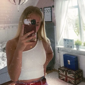 Vitt linne  - Fint vitt linne med ett band! De går ner till midjan men har vikt upp det som man ser på bilden!🥰