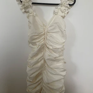 Studentklänning - Vit klänning från zara perfekt för studenten eller ockdå sommaren!