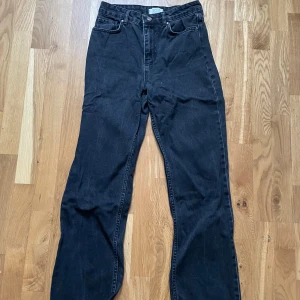 Svarta högmidjade  jeans  - Svarta jeans som knappt är använda från chiquelle. 