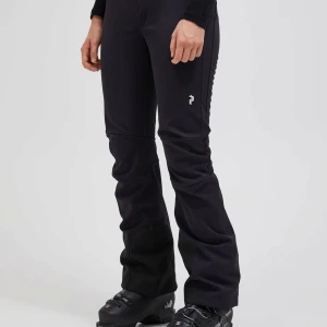 peak performance skidbyxor - super snygga skidbyxor i bra kvalité! dom är använda två säsonger men inga större täcken på användning! säljer då dom ej passar mig och vill få dom sålda därav det låga priset. grundpris 3000kr❤️kom privat för fler bilder!