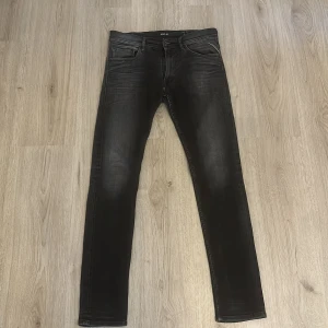 Svarta jeans från Replay - Snygga svarta jeans från Replay med en stilren design. Väldigt sparsamt använda, som nya. Storlek 31. Kan gå ner i pris vid snabbaffär. Dm för fler funderingar. 