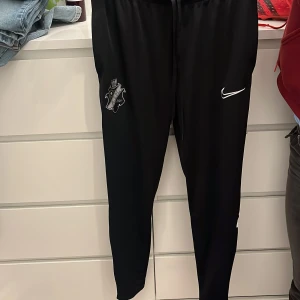 Svarta träningsbyxor AIK  från Nike  - Snygga svarta träningsbyxor från Nike med AIK märke 