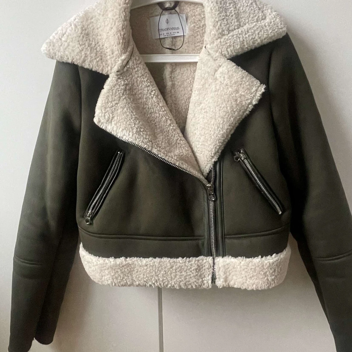 Olivgrön jacka med teddyfoder från Stradivarius