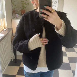 Kappa från Nelly  - Säljer min svarta kappa från Nelly då den inte används nått! Den är i helt nyskick, har inga defekter och har aldrig används i regn. Den är ändån hyfsat vindtålig och den är perfekt för både höst och vår och svalare vinterdagar. Skriv om fler bilder önskas 💕