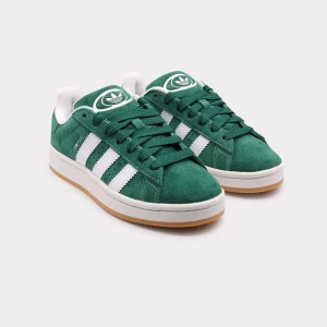 Gröna Adidas campus sneakers - Snygga gröna Adidas  sneakers i mocka med vita detaljer och klassiska tre ränder. Skorna har en gummisula och snörning för en bekväm passform. Perfekta för en stilren och sportig look.‼️pris kan diskuteras‼️