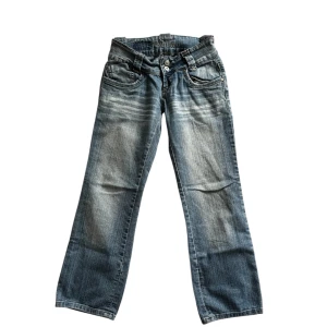 Jeans - Snygga blåa jeans som inte längre kommer till användning. Midjemått: 35 cm, innerbenslängd: 68 cm⭐️