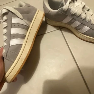 Adidas campus - Hej jag säljer nu mina adidas campus. Det kommer inte till nytta längre därför bestämde jag mig för att sälja de. Perfekt för var dagen eller fester. De är lite stor i storlek. Ingen box. Byten kan vara intressant i malmö isåfall.