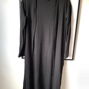 Svart långärmad kofta - H&M - Svart långärmad kofta från H&M. Storlek XS. Slits nertill på båda sidor, se bild. I fint skick 🌸